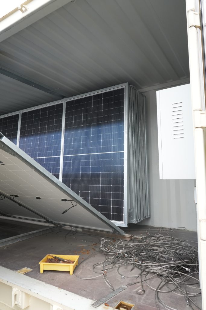 Photovoltaic-panels-in-off-grid-photovoltaic-containers