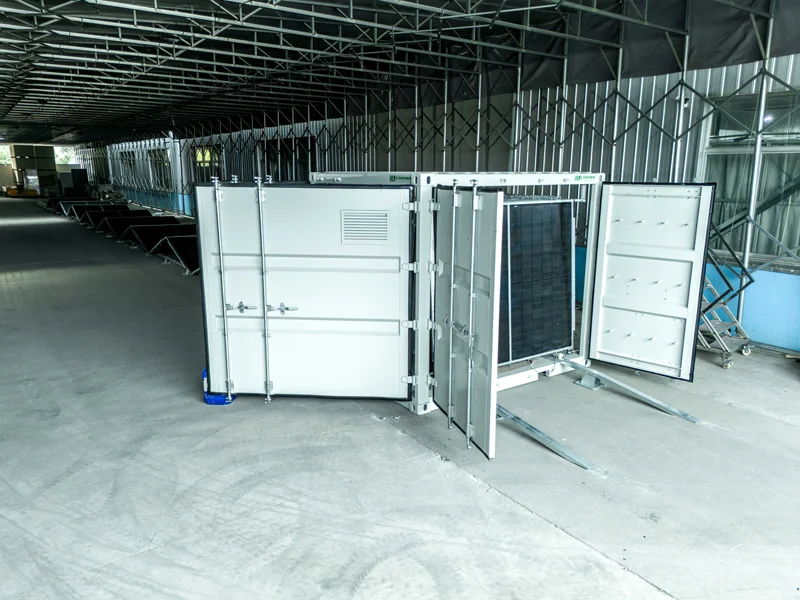 Folding-solar-container